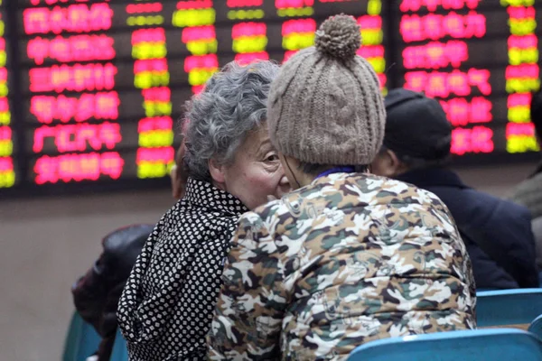 Китайские Инвесторы Говорят Перед Электронным Дисплеем Показывающим Цены Акции Красный — стоковое фото