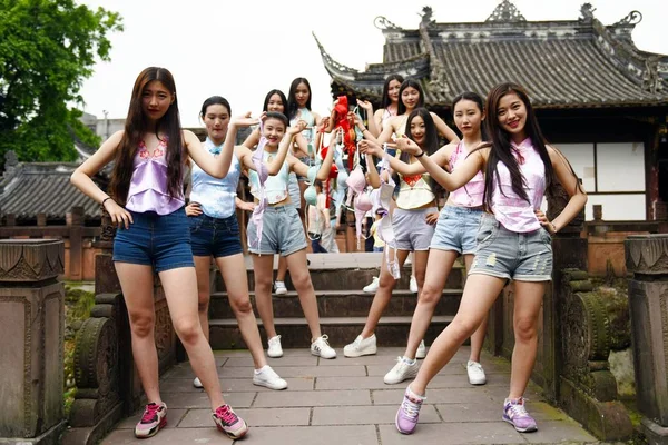 Young Chinese Students Chengdu East Star Airlines Travel College Pose — 스톡 사진