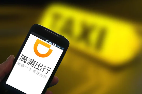 Ein Chinesischer Handynutzer Benutzt Die Taxi Hailing Und Car Service — Stockfoto