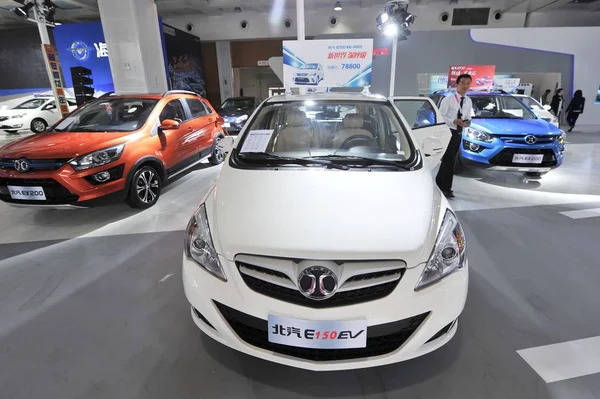 E150 Baic Знаходиться Дисплеї Під Час Автомобільної Виставки Циндао Сіті — стокове фото