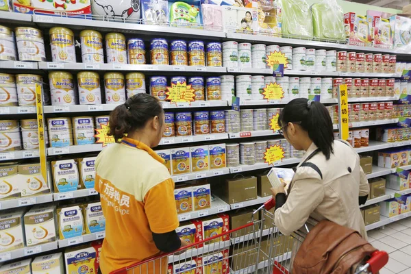 Una Mujer China Compra Leche Maternizada Supermercado Ciudad Lianyungang Provincia —  Fotos de Stock