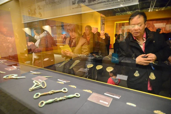 Chinese Visitors Look Cultural Relics Excavated Tomb Haihunhou Marquis Haihun — Stock Photo, Image