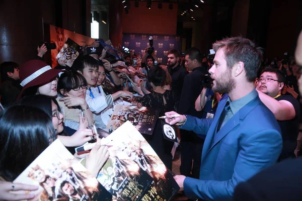 Australian Actor Chris Hemsworth Right Signs Autographs Fans Arrives Press — Stock Photo, Image