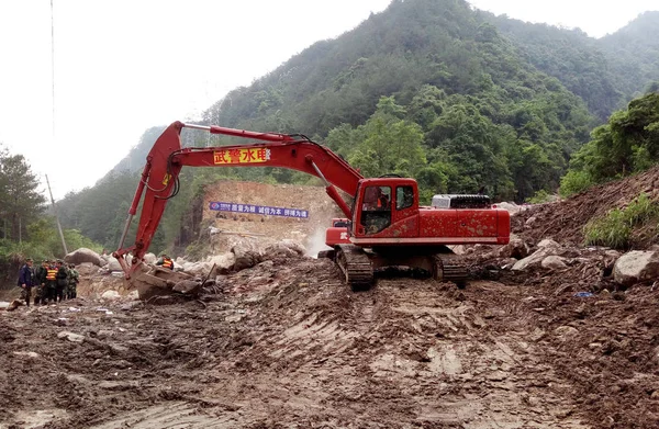 Kínai Mentők Keresés Áldozatok Túlélők Törmeléket Hatalmas Földcsuszamlás Egy Építkezésen — Stock Fotó