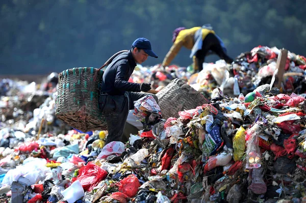 Catadores Chineses Procuram Coisas Úteis Recicláveis Pilhas Lixo Aterro Nos — Fotografia de Stock