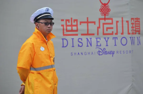 Bezpečnostní Stráž Stojí Před Hlavičkou Disneytown Šanghaji Disney Resort Pchutungu — Stock fotografie