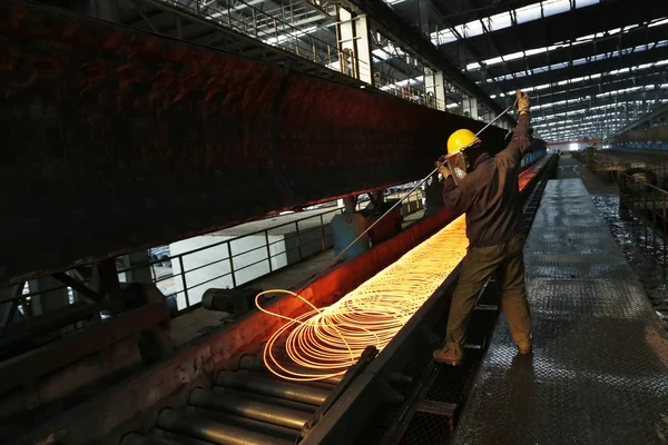 Chińskiego Pracownika Badania Produkcji Prętów Stalowych Spiralny Fabryce Stali Lianyungang — Zdjęcie stockowe