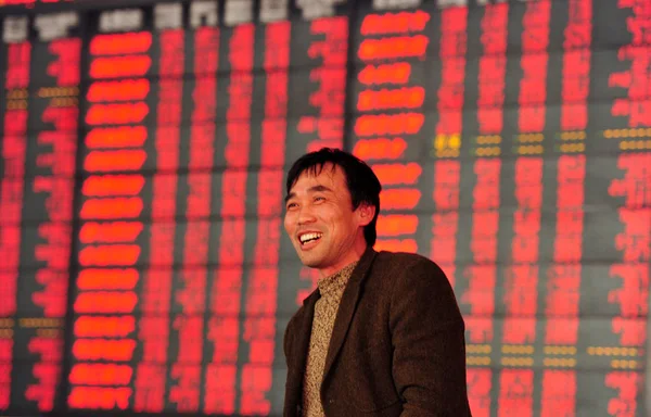 Китайський Інвестора Реагує Перед Електронне Табло Показує Цін Акцій Червоний — стокове фото