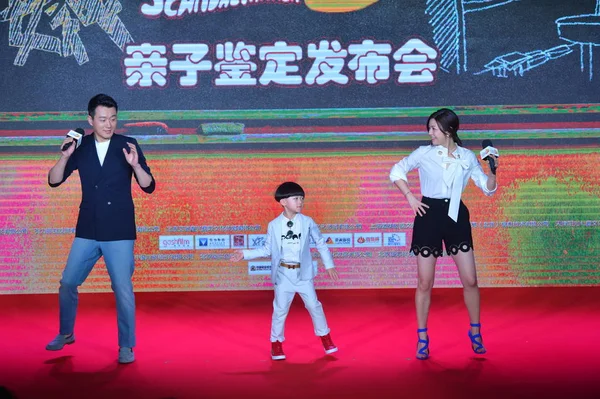 中国演员童大伟 童星吕云聪和台湾女演员米歇尔 陈出席2016年3月31日在中国北京举行的新电影 扫描制造者 推介会 — 图库照片