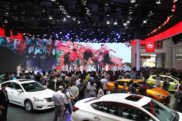 2016年5月3日在中国北京举行的第14届北京国际汽车展览会 2016年中国汽车展 参观者聚集在日产的展台上 — 图库照片