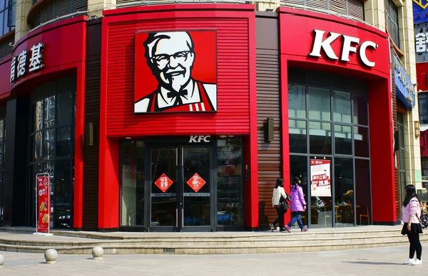 Pedestres Passam Por Restaurante Fast Food Kfc Yum Brands Cidade — Fotografia de Stock