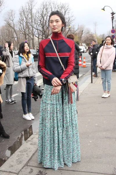 中国モデル ボニー陳 Bige 到着クロエのファッションショーのためのパリのファッション週間秋 2016 年までにパリ フランス 2016 — ストック写真