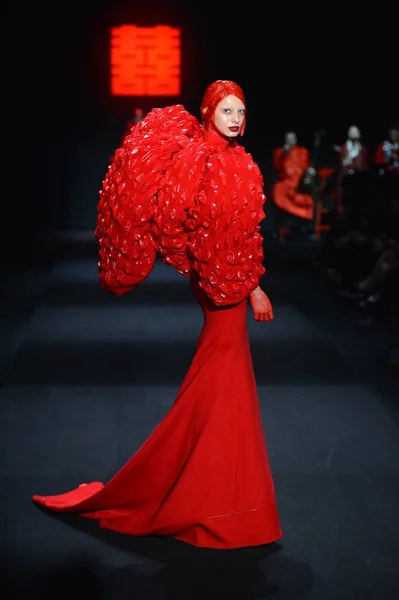 Модель Демонстрирует Новое Творение Показе Мод Sheguang Время China Fashion — стоковое фото