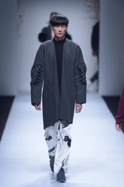 Modell Visar Skapelse Modevisning Woolmark Gold Beautyberry Den Shanghai Fashion — Stockfoto