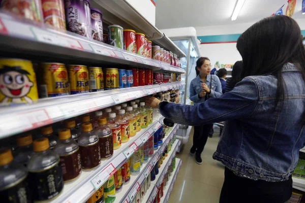 Клієнтами Магазин Порожні Пляшки Супермаркеті Xuzhen Шанхаї Китай Квітня 2016 — стокове фото