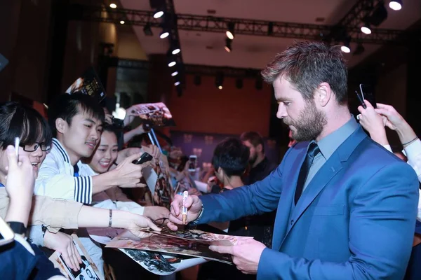 Actor Australiano Chris Hemsworth Derecha Firma Autógrafos Para Los Fans — Foto de Stock