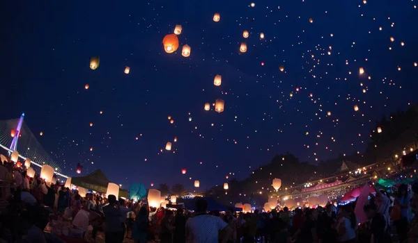 People Release Sky Lanterns Also Known Kongming Lanterns Bank Lancang — Stock Photo, Image