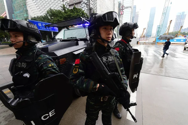 Policiais Paramilitares Chineses Armados Estão Guarda Uma Rua Cidade Shenzhen — Fotografia de Stock