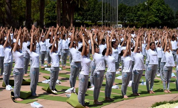 Yogis Praktizieren Yoga Bei Einer Eröffnungsveranstaltung Des China India Yoga — Stockfoto