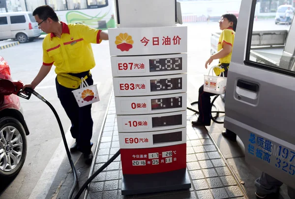 Trabalhador Chinês Abastece Carro Posto Gasolina Petrochina Uma Subsidiária Cnpc — Fotografia de Stock