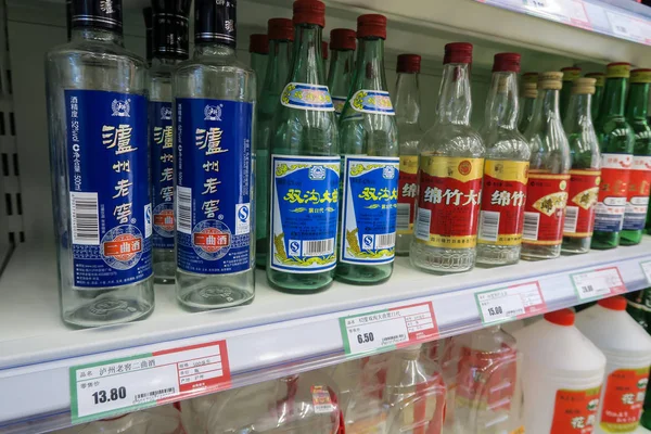 Prázdné Láhve Jsou Prodeji Polici Xuzhen Supermarket Šanghaji Číně Duben — Stock fotografie