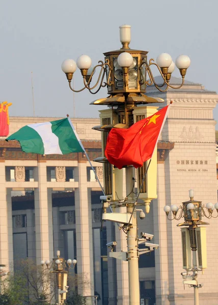 Κινεζική Και Ελβετική Εθνική Σημαίες Φτερουγίζουν Ένα Φανάρι Στην Πλατεία — Φωτογραφία Αρχείου