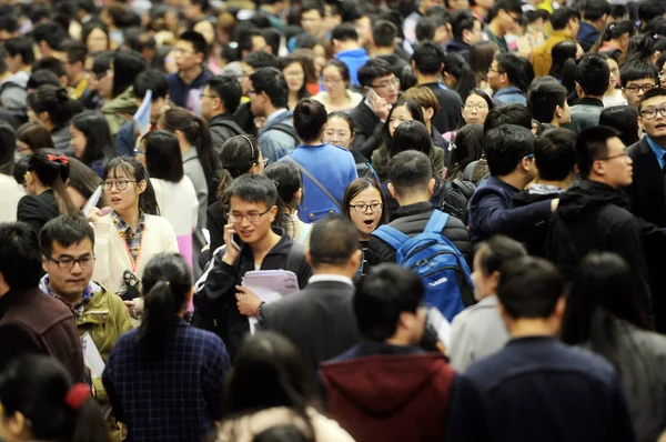 2016年3月26日 中国毕业生聚集在中国东部山东省济南市山东大学招聘会 — 图库照片