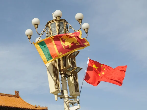 Κινεζικές Και Σρι Λάνκα Εθνικές Σημαίες Φτερουγίζουν Ένα Φανάρι Στην — Φωτογραφία Αρχείου