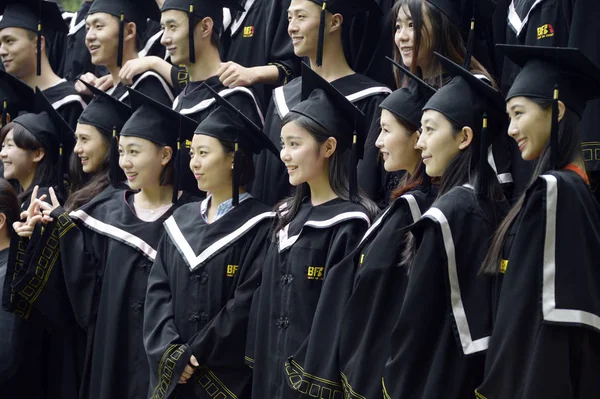 Kinesiska Akademiker Klädd Akademiska Kappor Pose Examen Foto Skjuta Beijing — Stockfoto