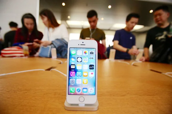 Κινέζοι Πελάτες Δοκιμάσουν Iphone Smartphones Ένα Apple Store Στη Σαγκάη — Φωτογραφία Αρχείου