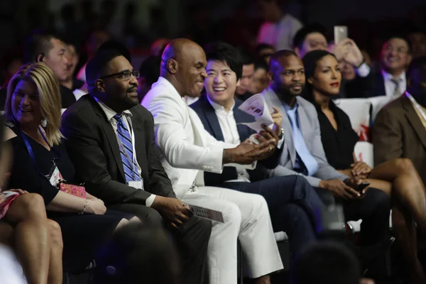 Американский Боксер Майк Тайсон Третий Слева Китайский Пианист Лэнг Ланг Стоковое Изображение