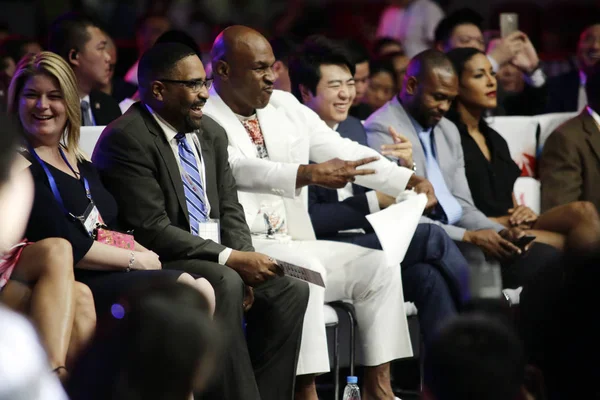 Американский Боксер Майк Тайсон Третий Слева Китайский Пианист Лэнг Ланг Стоковое Фото