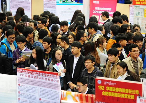 Chinese Students Crowd Booths Recruiters Seek Employments Job Fair Anhui — Stock Photo, Image