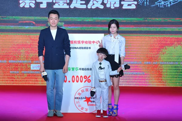 Von Links Der Chinesische Schauspieler Tong Dawei Kinderstar Yuncong Und — Stockfoto