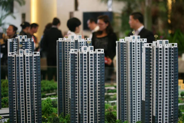 2011年10月2日 在中国东部江苏省淮安市举行的房地产博览会上 中国购房者查看了一个住宅项目的住房模型 — 图库照片
