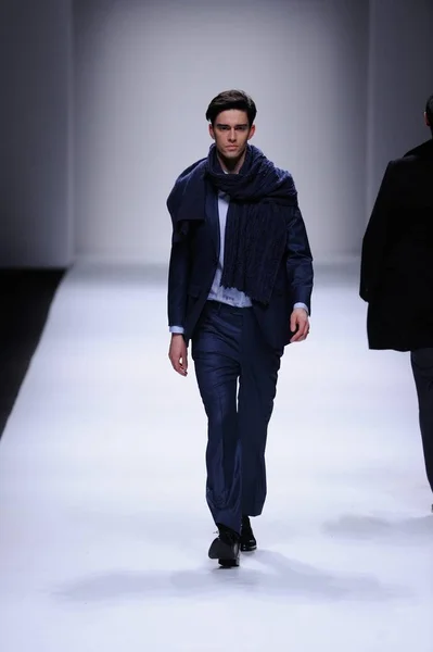 Bir Modeli Yeni Bir Yaratım Woolmark Altın Beautyberry Defile Shanghai — Stok fotoğraf