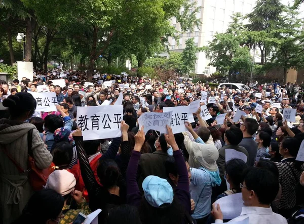 Kínai Szülők Gyűjteni Kívül Jiangsu Tartományi Oktatási Minisztérium Tiltakozás Ellen — Stock Fotó