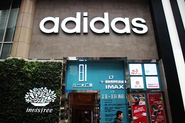 Seorang Pejalan Kaki Melewati Toko Pakaian Olahraga Adidas Chongqing China — Stok Foto