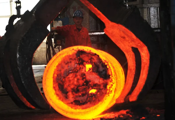 Čínský Pracovník Nařizuje Grabberovi Aby Ocelářském Závodě Dongbei Special Steel — Stock fotografie