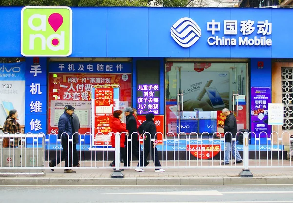 Gyalogosok Elsétálnak Fióktelep China Mobile Yichang City Közép Kína Hubei — Stock Fotó