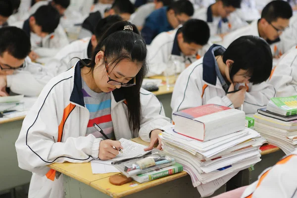在中国东部江苏省连云港市甘第一中学的教室里 中国学生在为即将到来的全国高考 又名高考 复习课本 — 图库照片