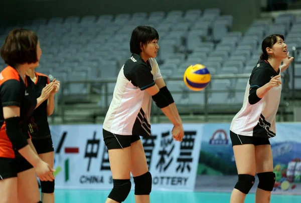 Japanska Spelare Del Ett Träningspass För Kommande Internationella Kvinnors Volleyboll — Stockfoto