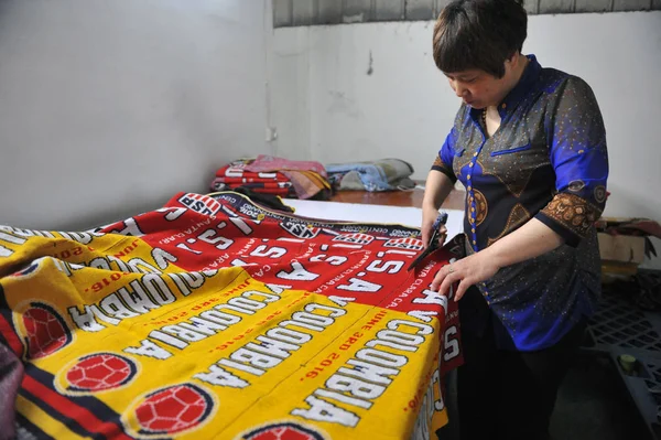 Una Trabajadora China Procesa Bufandas Para Ser Exportadas Colombia Para — Foto de Stock