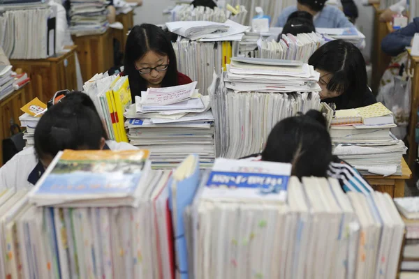 Çinli Öğrenciler Ders Kitapları Hazırlanırken Yaklaşan Ulusal Üniversite Giriş Sınavında — Stok fotoğraf