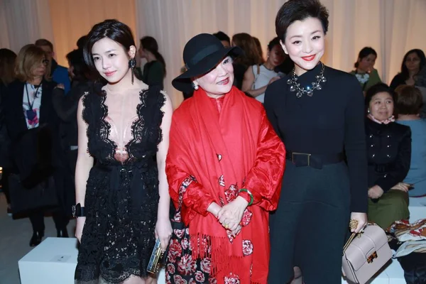 台湾女演员陈雪儿 中国女商人 电视女招待杨兰 出席了2016年3月3日在法国巴黎举行的巴黎时装周 的兰文时装秀 — 图库照片