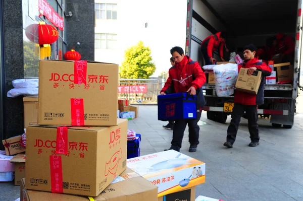 Des Coursiers Chinois Déchargent Des Colis Une Camionnette Dans Centre — Photo