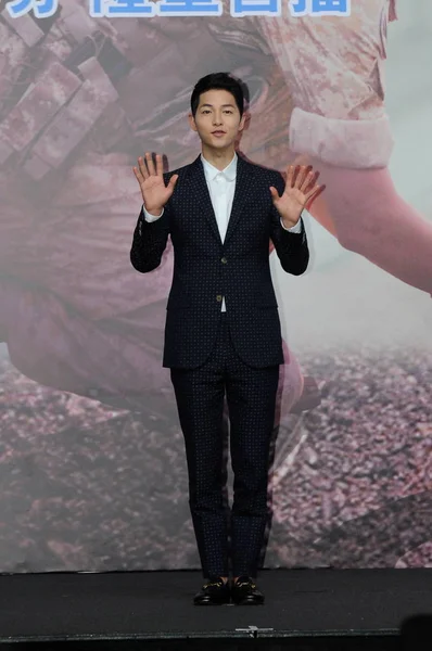 2016年4月5日 韩国演员宋钟基在中国香港举行的新电视剧 太阳的后代 新闻发布会上挥手致意 — 图库照片