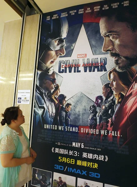 Cineasta Chino Mira Póster Película Capitán América Guerra Civil Cine — Foto de Stock