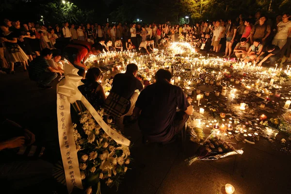 2016年5月7日 在中国广东省广州市的一个广场上 当地华人居民在为被病人刺死的医生陈中伟举行烛光守夜活动时点燃蜡烛 — 图库照片