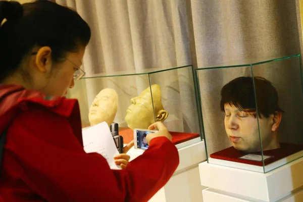 Visitor Takes Pictures Human Head Made Printer Dislay Longhua Funeral — Stock Photo, Image